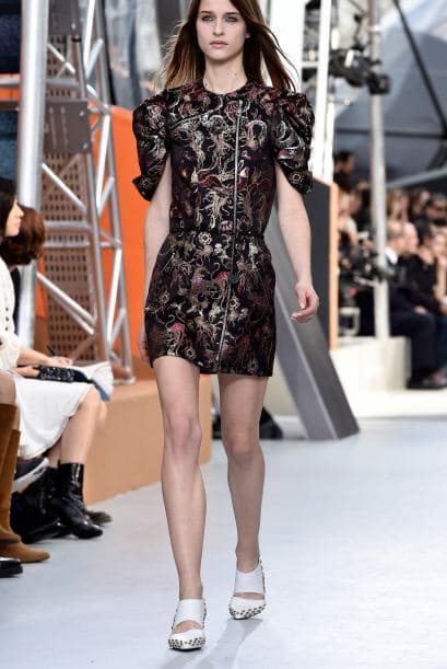 Más femeninos y con toques futuristas brillaron uno a uno los vestidos.