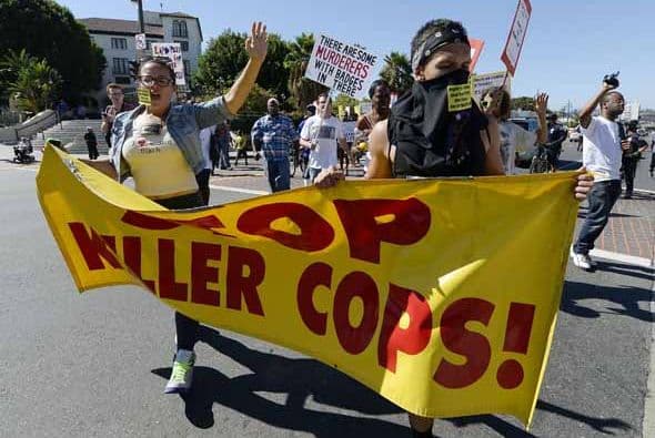 Angelinos alzaron su voz por los recientes casos de muerte, resultados del exceso de fuerza policial durante detenciones. En lo que va de agosto, por lo menos cuatro arrestos terminaron en muerte o con secuelas permanentes para los sospechosos han sido reseñadas en Los Ángeles. Detalles de los casos aquí: aquí