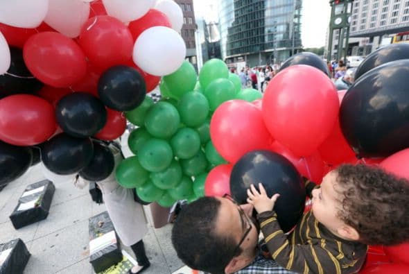 Muchos niños levaban pancartas donde pedían el respeto por la vida de los menores y civiles.