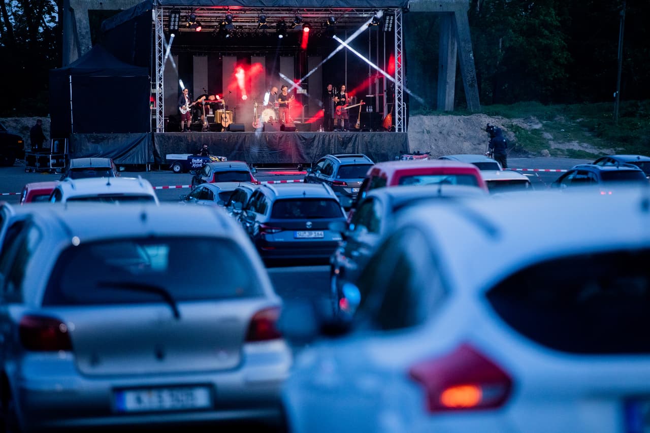<b>Un ‘autoconcierto’.</b> La banda de rock ‘Brings’, durante una presentación a espectadores en sus carros en Colonia, Alemania. 17 de abril.
<br>