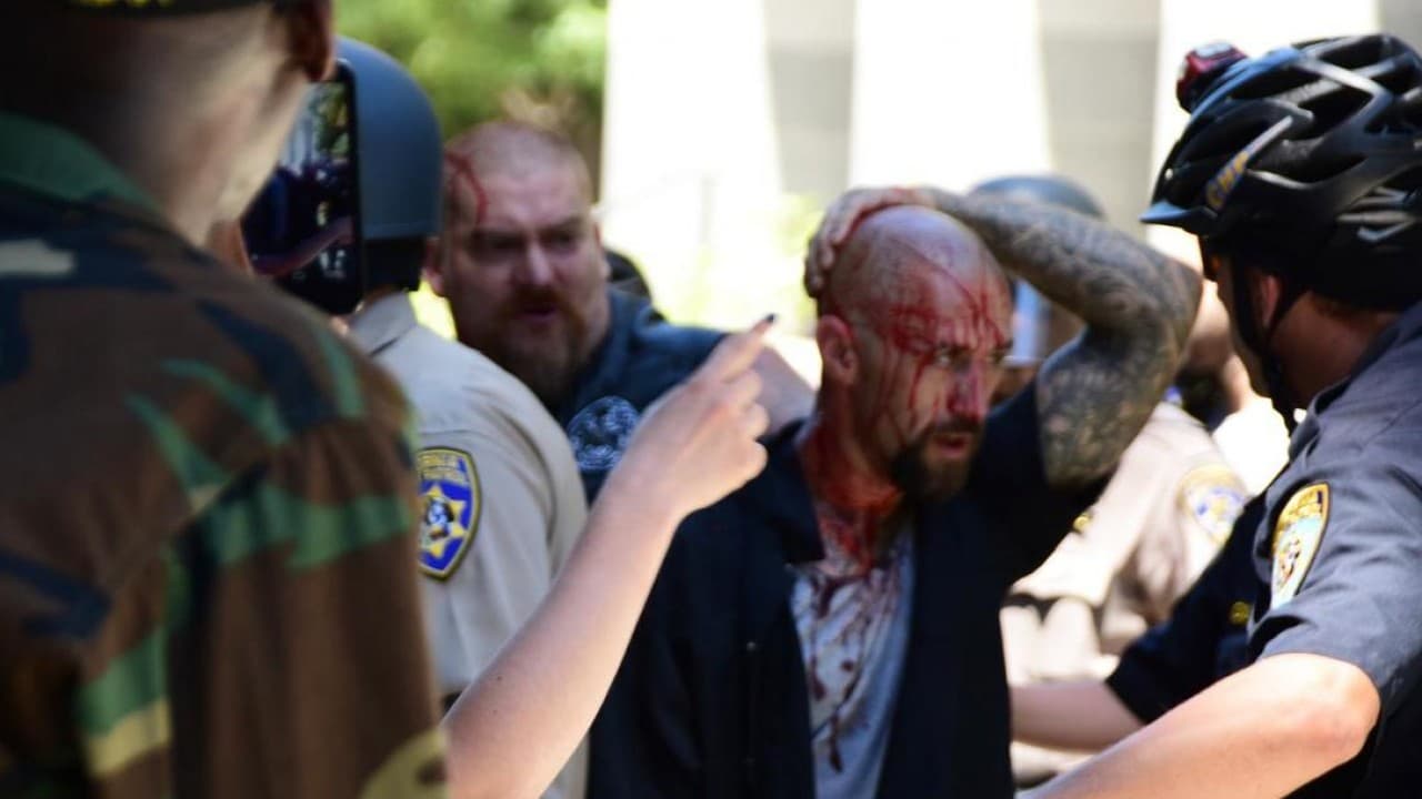 Un enfrentamiento entre supremacistas blancos y antifascistas deja diez heridos en Sacramento