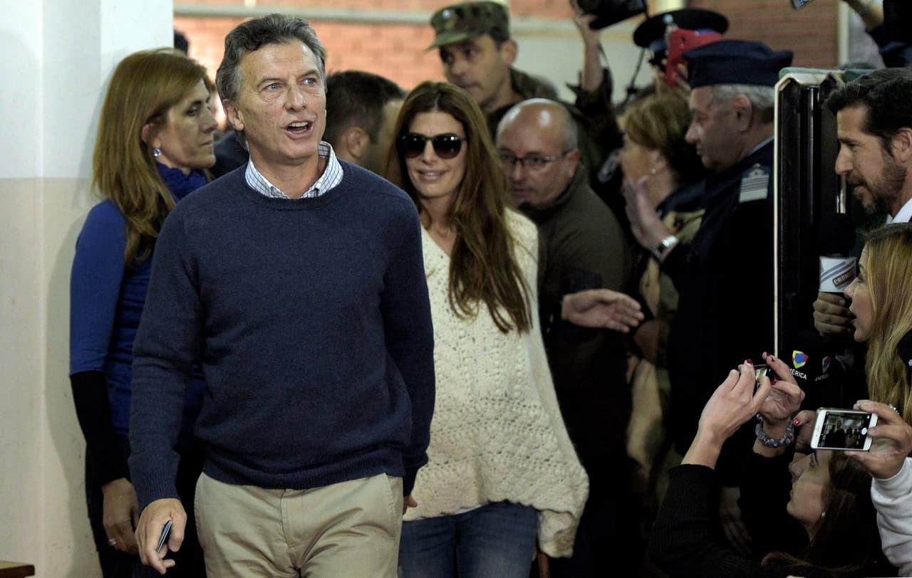 En vestidos de gala o en sacos de lana, Awada siempre supo sobresalir con blanco en todas las apariciones públicas que hizo Mauricio Macri durante su campaña.