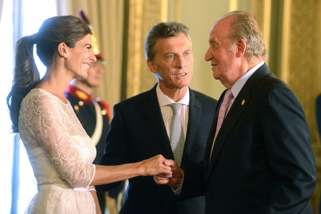 En la ceremonia inaugural en la que Mauricio Macri tomó posesión, el 10 de diciembre de 2015, Juliana lució un traje de encaje blanco muy similar al que el día anterior había usado Cristina de Kirchner para despedirse de los argentinos. Ni siquiera esa posible coincidencia hizo que Awada desistiera de llevar su color favorito.