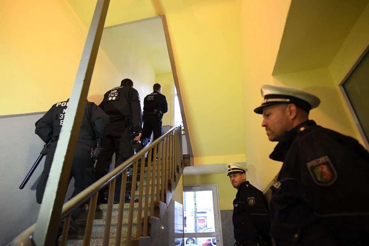 Policía alemana registra un albergue de refugiados donde residió el atacante del mercado de Berlín