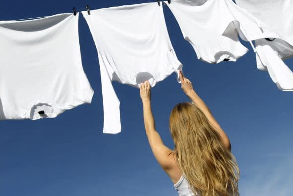 La ropa blanca siempre luce bien y le va a cualquier tono de piel, por lo que es un color básico y clásico que debemos tener en nuestro clóset.