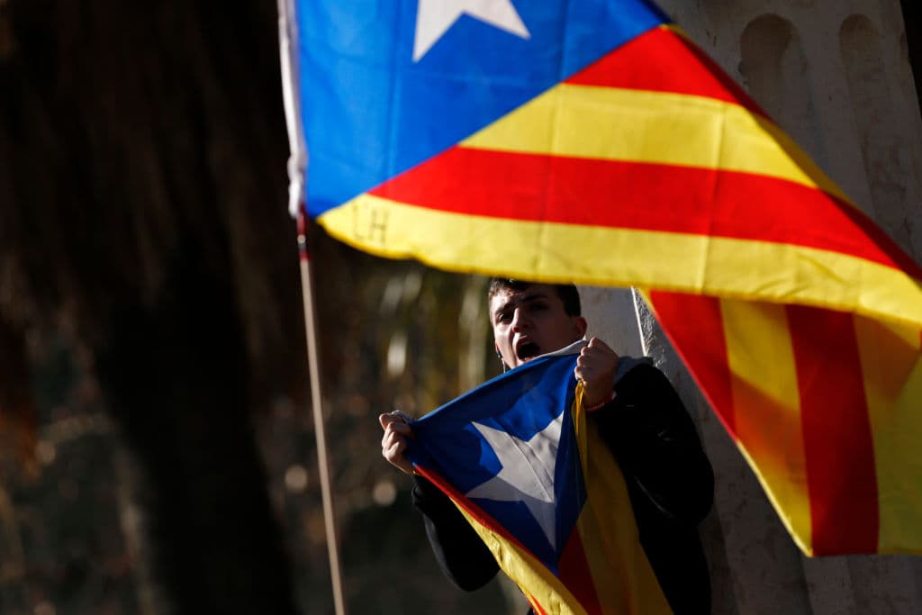 En España se llega a un acuerdo entre la región de Cataluña y el Gobierno que será aceptable para todos. Se vislumbra un evento dramático que podría ser el fallecimiento de una figura importante de la realeza británica que causará conmoción.
<br>