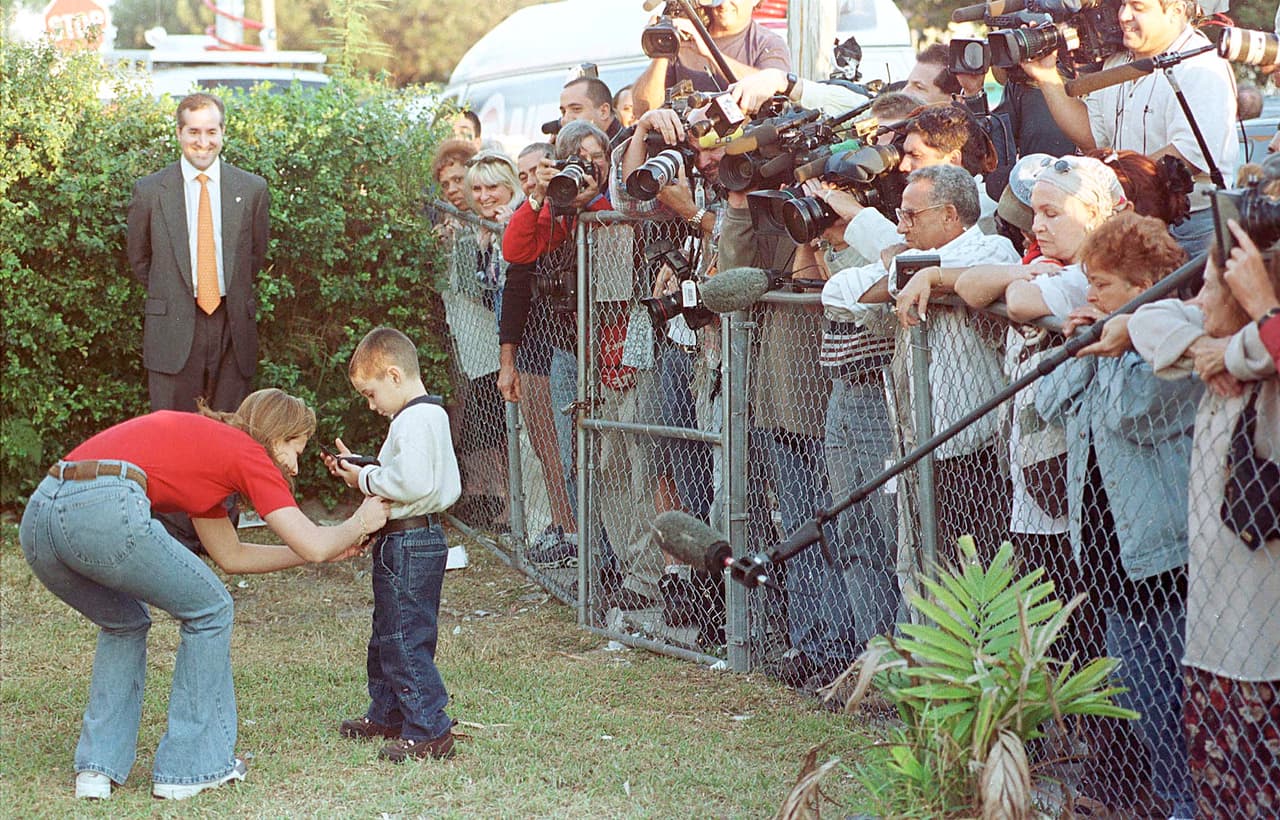 <b>Elián González.</b> El pequeño de 7 años Elián González sobrevivió al naufragio de una travesía en balsa en la que murió su madre. Fue rescatado en alta mar y traído a Estados Unidos, donde protagonizó uno de los episodios diplomáticos más relevantes y mediáticos de la relación entre Estados Unidos y Cuba. Los familiares de la madre de Elián en Miami solicitaron asilo político en Estados Unidos para el niño. Luego de manifestaciones a favor y en contra en los dos países involucrados, una corte federal negó la petición de asilo del niño de siete años y se ordenó su regreso a Cuba con su padre. 
<br>