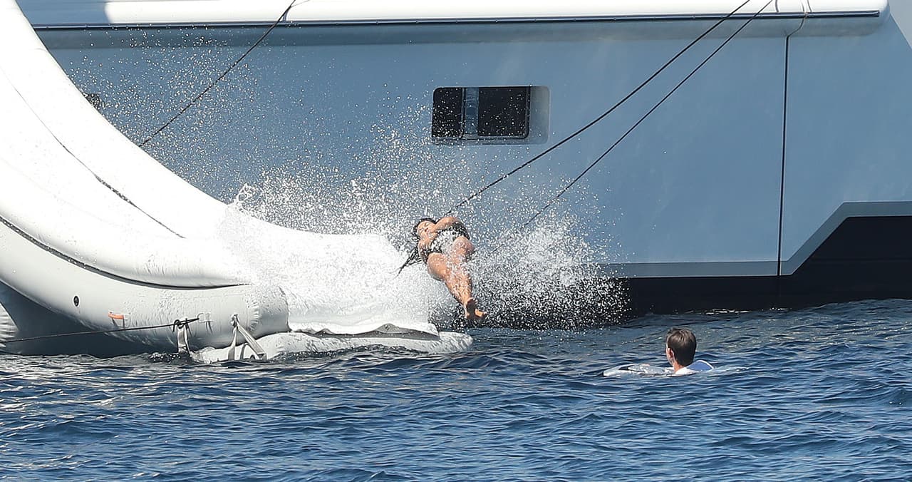 Tenían un tobogán desde arriba de los tres pisos del yate, con el que se la pasaron genial.