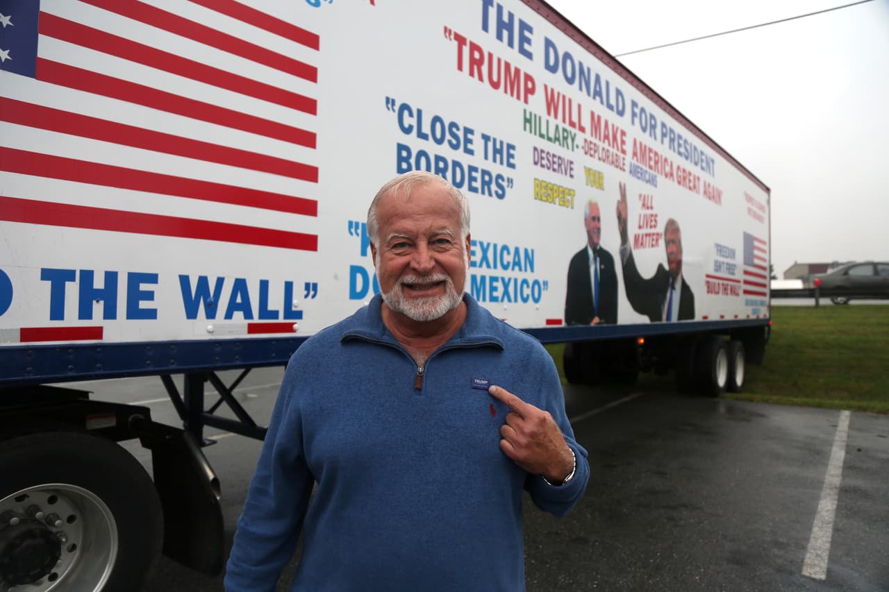 Bob Bolus tiene una flotilla de camiones como este que leen: "Construyan el muro. Cierren las fronteras. Mantengan las drogas mexicanas en México. Hillary, deplorable", en Manheim, Pennsylvania.