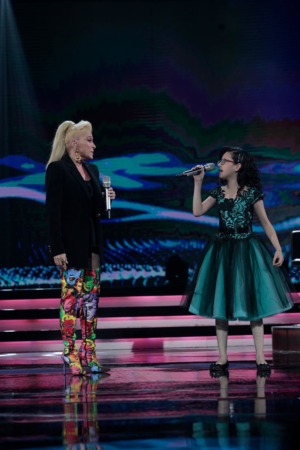 Los cantantes de cada escuadrón tuvieron el honor de cantar con la invitada de esa noche, Yuri. Cada uno interpretó alguno de sus éxitos junto a ella.
