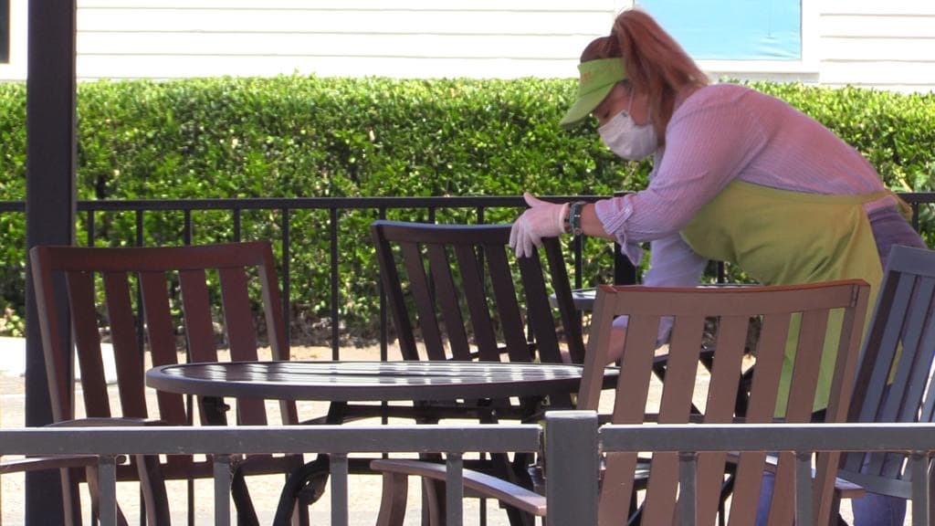 María García, dueña de un negocio de venta de yogurt congelado en Bakersfield.