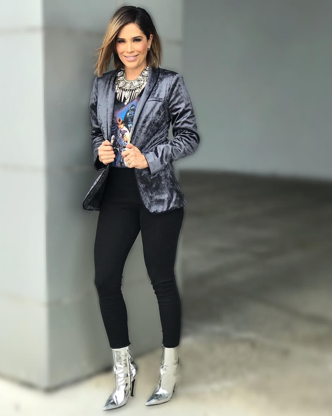 Este 2020, los acabados metálicos llegaron pisando fuerte y en el calzado y accesorios no es la excepción.