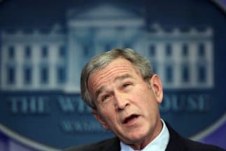 Un hombre detenido con un arsenal es acusado de querer matar a George W. Bush