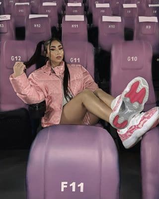 Las tiene en todos los colores y con frecuencia posa con ellas en fotos, que después comparte con sus 2.8 millones de seguidores en Instagram.