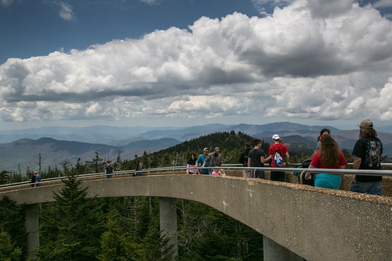 Un grupo de turistas mira la cúpula Clingmans, un importante punto panorámico del sendero.