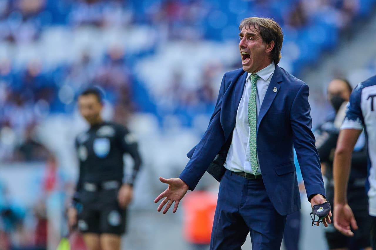 Almada no paró de desaprobar las decisiones del silbante.