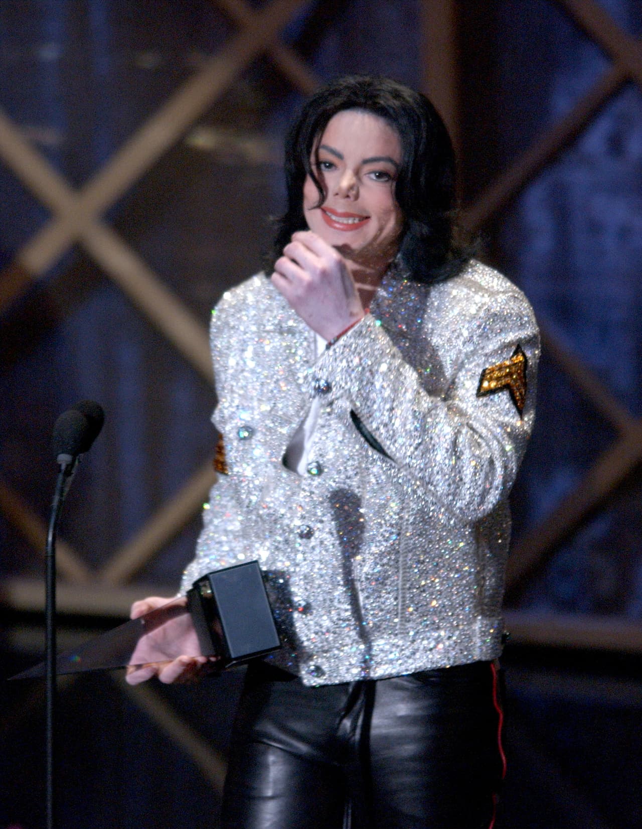 Jackson ganó tres AMAs en 1980, dos en 1981, ocho en 1984 por su álbum 'Thriller'; uno en 1988, otro más en 1989, tres en 1993, uno en 1996 y otro como Artista del Siglo en 2002 (foto).