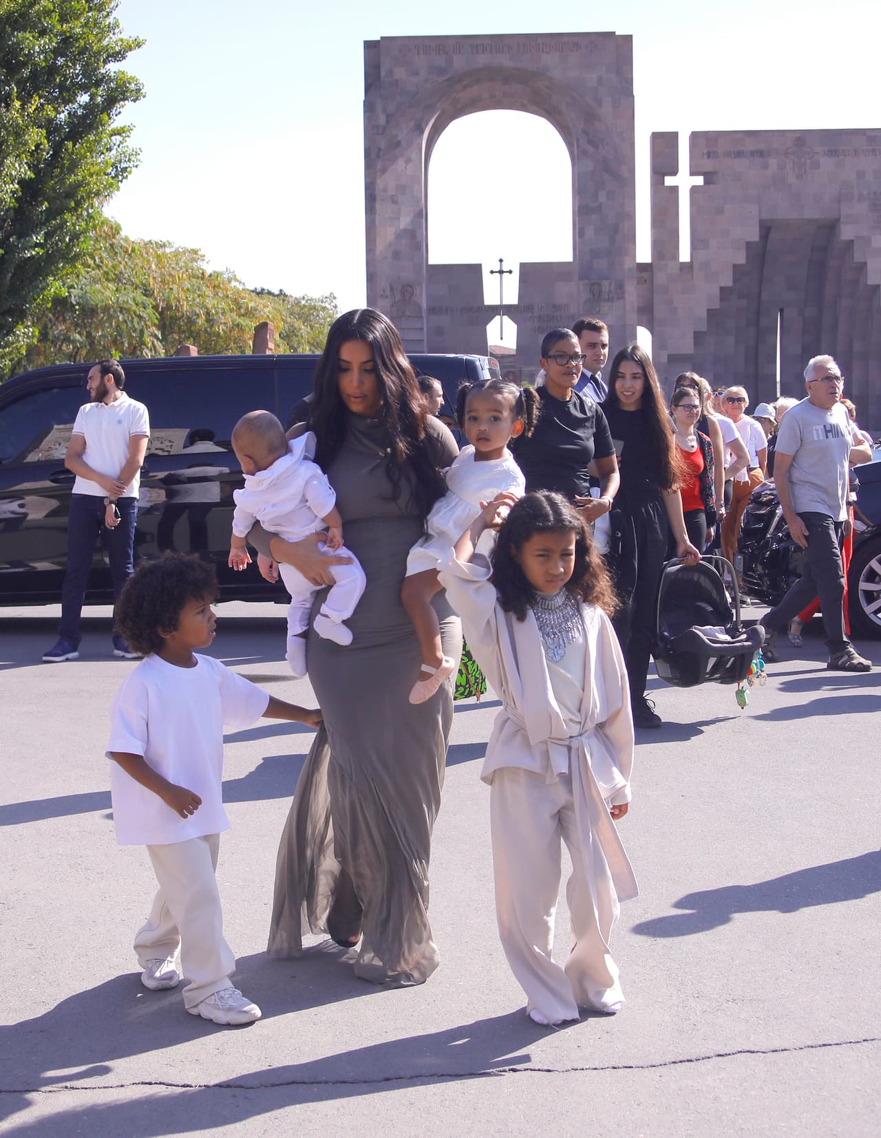 "Tuve que traer a mis hijos porque estoy en Armenia. Estuve una vez antes, pero ahora 
<b>pude traer a mi hermana Kourtney</b> que nunca había estado aquí y a todos nuestros hijos", dijo Kim Kardashian, citada por la agencia Reuters.