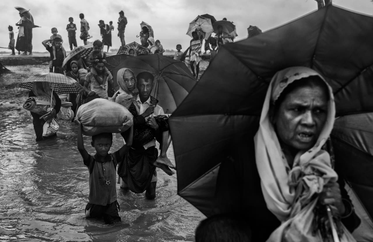Refugiados rohingya llevan sus pertenencias a través del río Naf en Bangladesh. Antes del conflicto actual se calculaba que en Rakhine, Myanmar, habitaban 1,2 millones de rohingyas. La ONU asegura que desde el inicio de la ofensiva más de “500,000 rohingyas han huido a Bangladesh”.