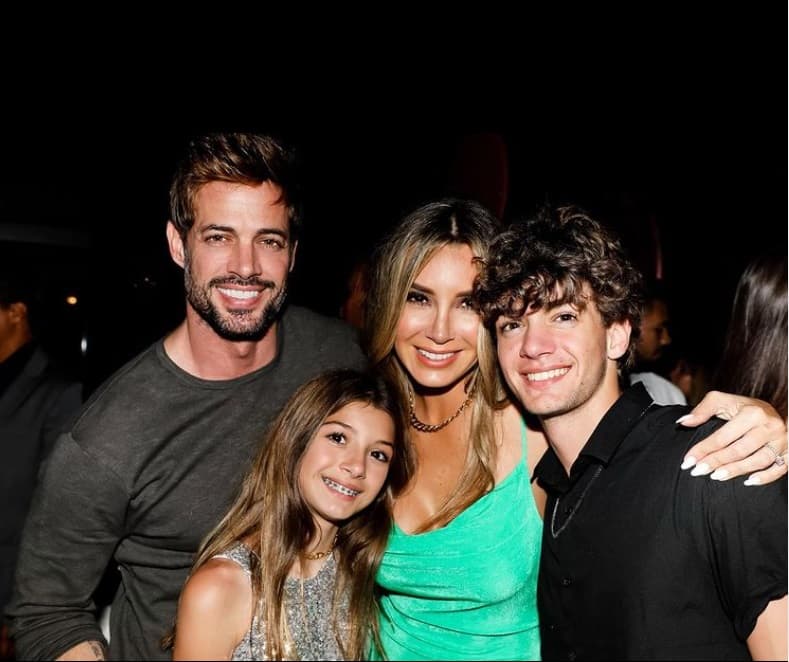 De ese matrimonio no solo nació Christopher, sino también 
<b><a href="https://www.univision.com/famosos/elizabeth-gutierrez-hija-kailey-fotos" target="_blank">Kailey, de 11 años. </a></b>
<br>