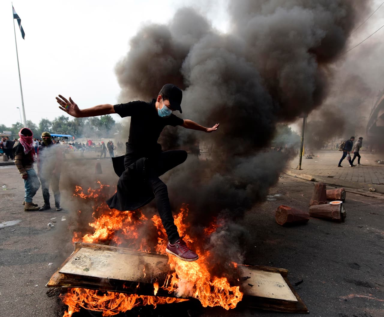 Al menos tres cohetes impactaron en la embajada de Estados Unidos en Irak, según reportes