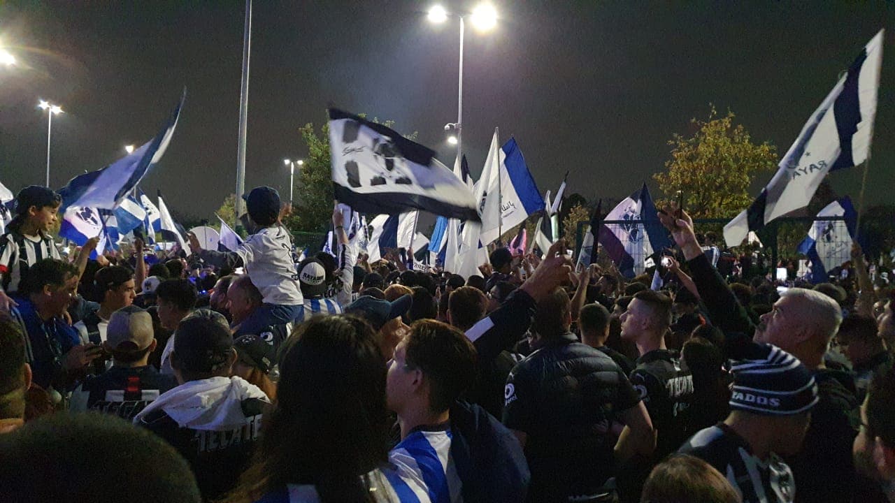 La afición de Rayados muestra confianza en su equipo y llega al Estadio con banderas, cánticos y bengalas.