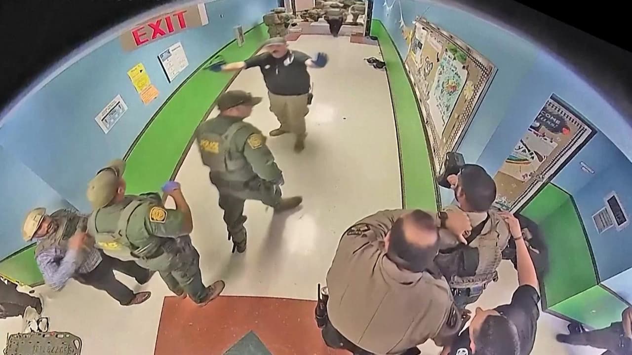 Investigación oficial identifica "fallas sistemáticas" en la respuesta al tiroteo masivo en Uvalde