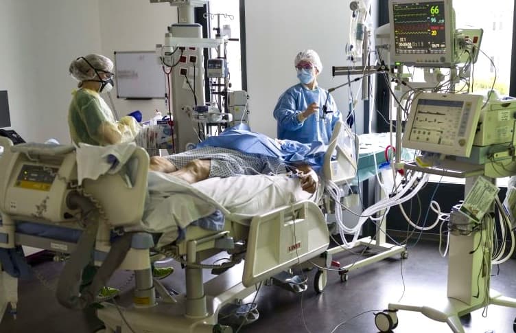 Fiestas de fin de año y la nueva cepa de coronavirus: amenazan con un enero aún más crítico en Los Ángeles