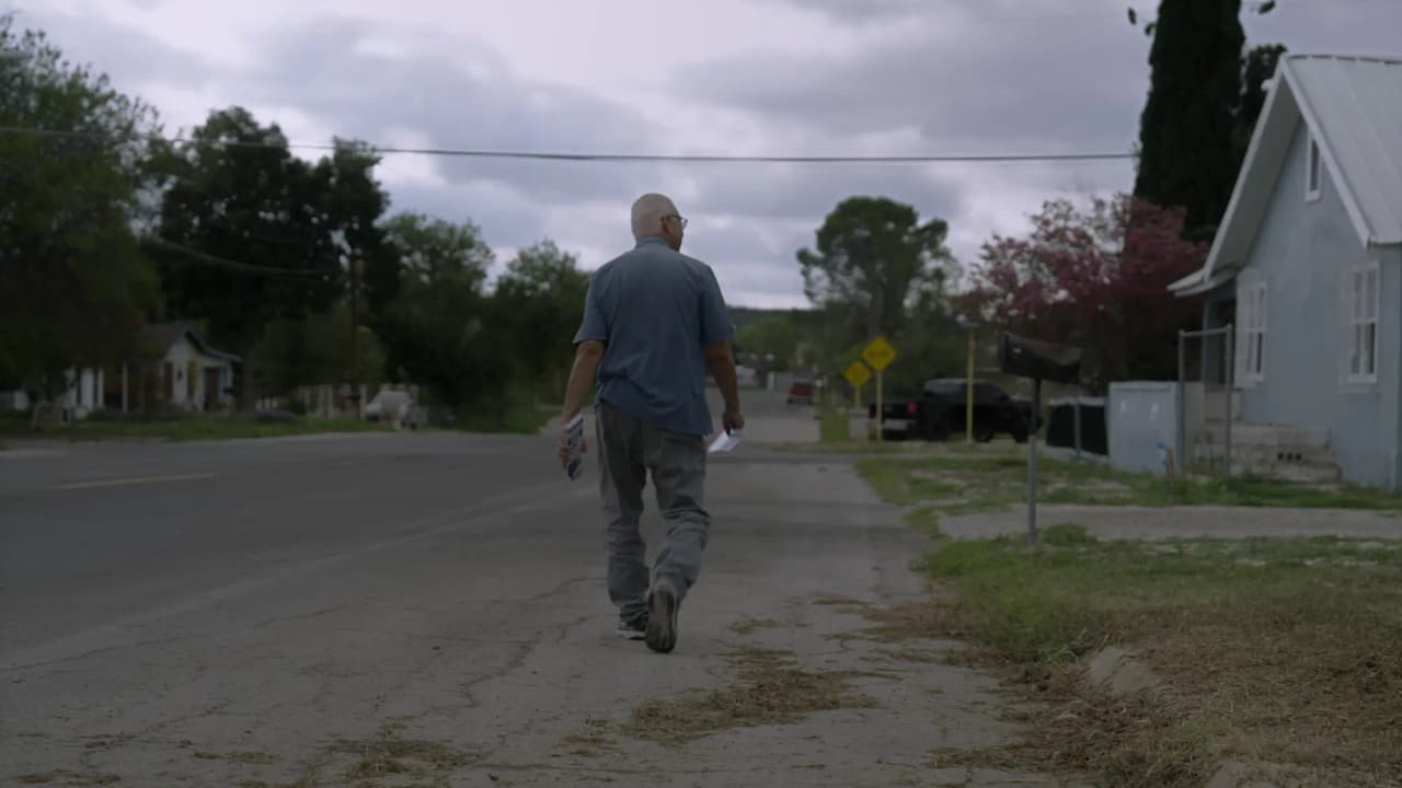 Como parte de sus esfuerzos para combatir el relato en torno a la inmigración, Joe Frank Martínez se echó a la calle y fue de puerta en puerta para pedir el apoyo de la gente. Sabía que, en un lugar donde unos pocos centenares de votos pueden suponer una diferencia, la participación sería clave.