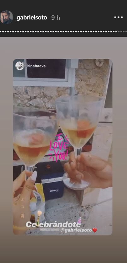 El brindis no faltó y lo hicieron con una botella de 
<b>champán</b>.
<br>