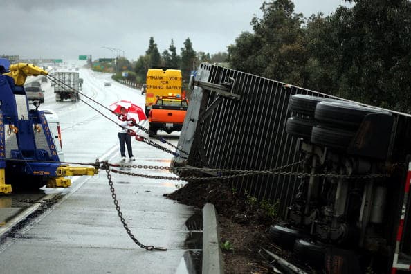 Maneja hacia zonas de tracción. El hielo negro es prácticamente invisible, pero es posible que puedas moverte hacia áreas de pavimento que ofrecen más tracción como hielo texturado, o áreas cubiertas de nieve.