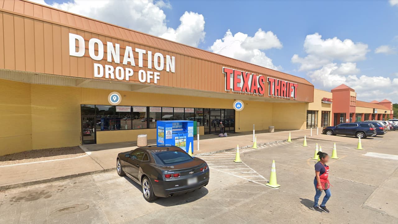 Como muchas de estas tiendas, Texas Thrift acepta donaciones y las ropas que venden son a muy bajo precio en comparación a una pieza nueva similar.