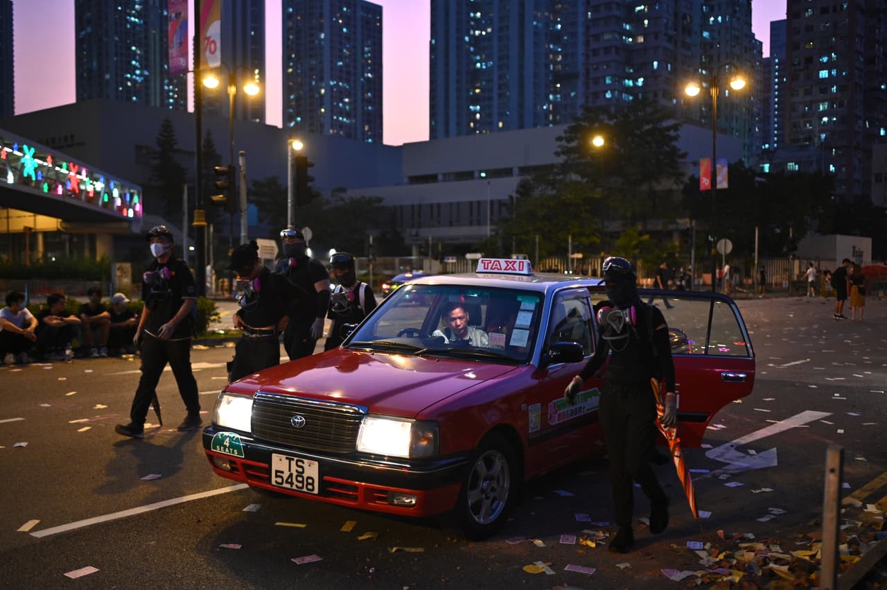 En contraste con lo que sucedía en Hong Kong, en Pekín se celebraron festividades cuidadosamente coreografiadas por el aniversario chino, que incluyeron una nuestra de nuevos misiles y la celebración de los avances tecnológicos del país.