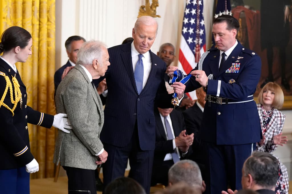 El diseñador de moda Ralph Lauren en el Salón Este de la Casa Blanca segundos antes de recibir la medalla. (AP Photo/Manuel Balce Ceneta)