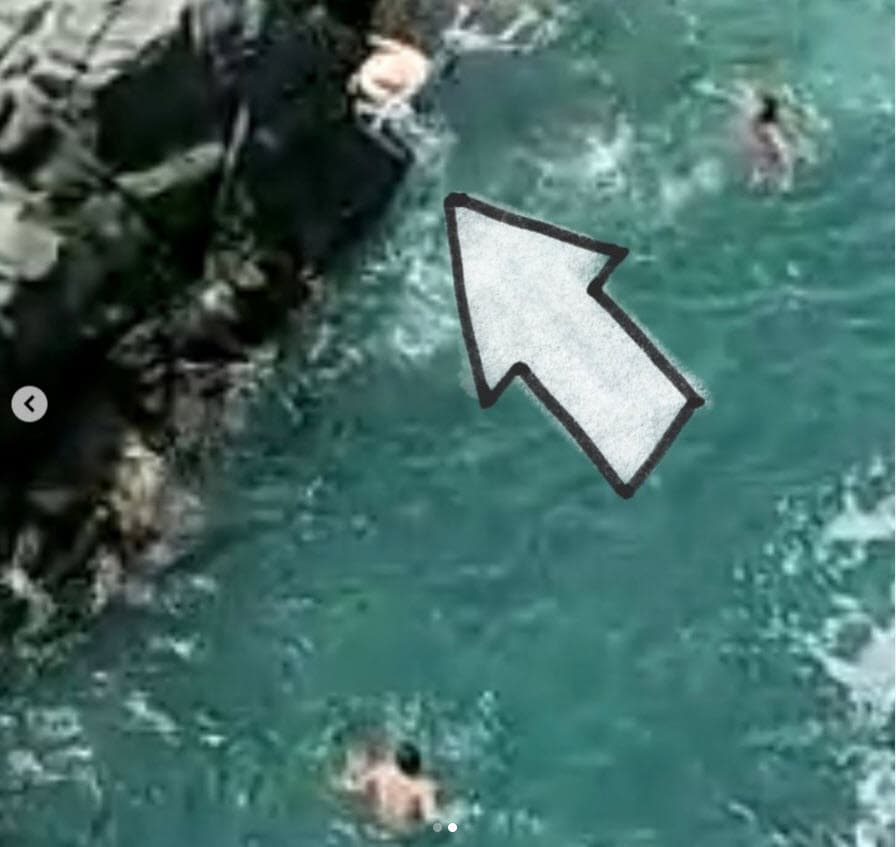 Desde su propia cuenta de Instagram, la también presentadora de
<b>Pequeños Gigantes </b>compartió una imagen del
<b><a href="https://www.instagram.com/p/CTbADDSDj07/" target="_blank">momento exacto en que Mateo salta hacia el vacío</a></b> para caer en el canal de agua de mar de 22 pies de ancho y 13 de profundidad que se forma en las faldas del acantilado, uno de los símbolos del puerto mexicano.
<br>