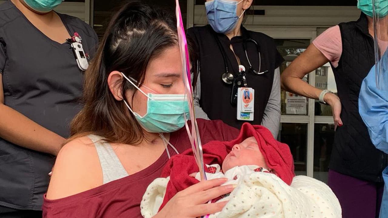 <a href="https://www.univision.com/local/fresno-kftv/madre-de-california-que-conocio-a-su-hija-un-mes-despues-de-dar-a-luz-por-culpa-del-coronavirus-fue-dada-de-alta">Gaby Manoz </a>
<br>Una joven madre de 25 años resultó positiva a la prueba del coronavirus en agosto pasado mientras se encontraba en la última etapa de su embarazo. Su hija nació sin ella darse cuenta, puesto que la infección la mantuvo más de un mes hospitalizada.