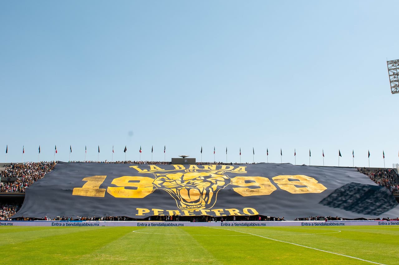 Los hinchas de Pumas UNAM demostraron su localía contra América en las tribunas con una bandera gigante en el estadio Olímpico Universitario en la Jornada 7 del Clausura 2017 de la Liga MX.