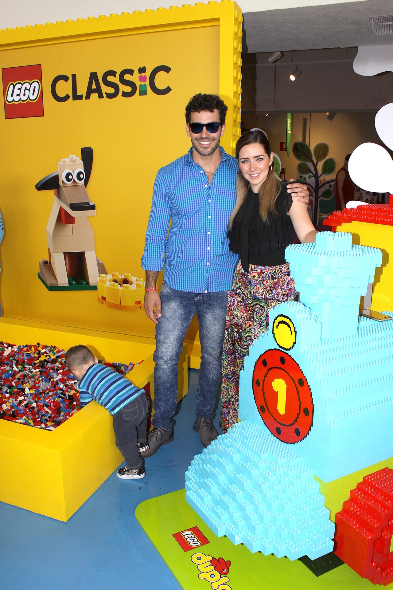 Mientras que la pareja posaba para los medios de comunicación, Diego se divertía en una alberca de juguetes, echando a volar su imaginación.