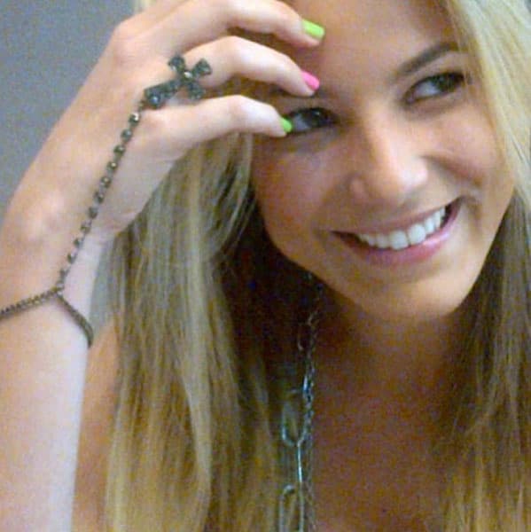 Tuvo que cambiar su color de cabello a rubio para el personaje de la telenovela 'De todas maneras rosa', y confesó al portal 
<a href="http://ahoratetocati.blogspot.mx">Ahora te toca a ti</a> que tuvo mucho miedo de hacerlo: "Un actor debe estar abierto al cambio, pero éste significaba un giro de 180° en mi imagen y me asustaba no caer en manos expertas, pero confié en mi director de arte Luc De Paredes y no pudo ser más acertado este look para el personaje".