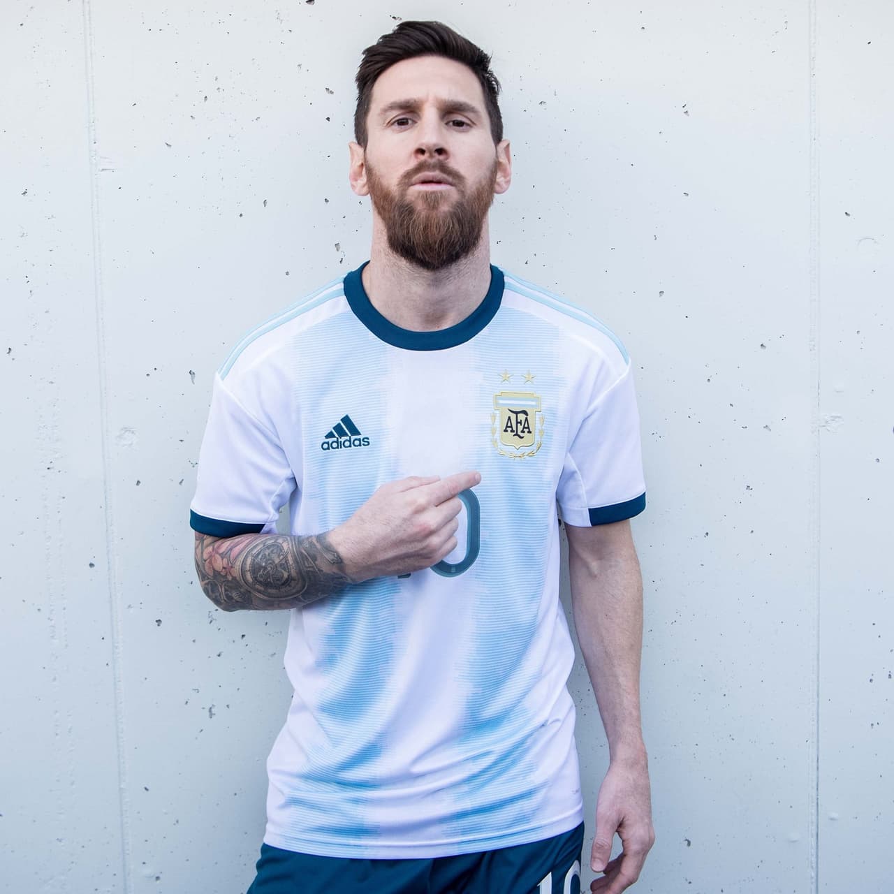 Las franjas más gruesas, el azul naval y el blanco vuelven a ser los principales atractivos de la playera de la selección Argentina, cuyo lanzamiento tuvo a Lionel Messi, Paulo Dybala, Lautaro Martínez, Ángel Correa.