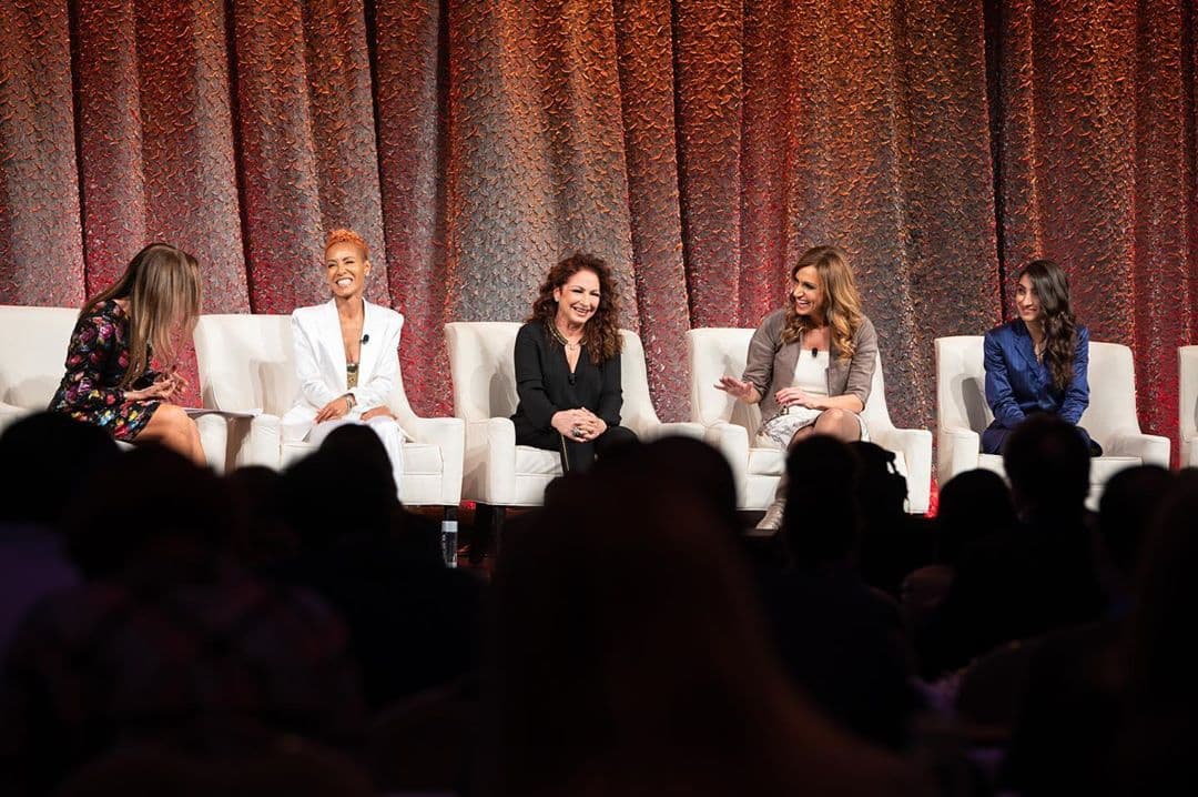 La presentadora del El Gordo y La Flaca compartió en Instagram diversos momentos de la conferencia en la que se anunció el show 'Red table talk: the Estefans'.
