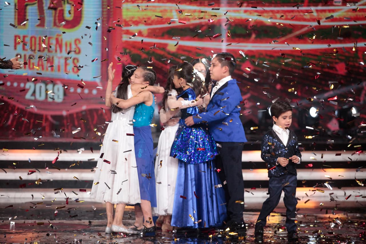 El pequeño capitán de los 'Súpersabios', Mateo, no se unió al fraternal abrazo y prefirió alejarse de la escena.