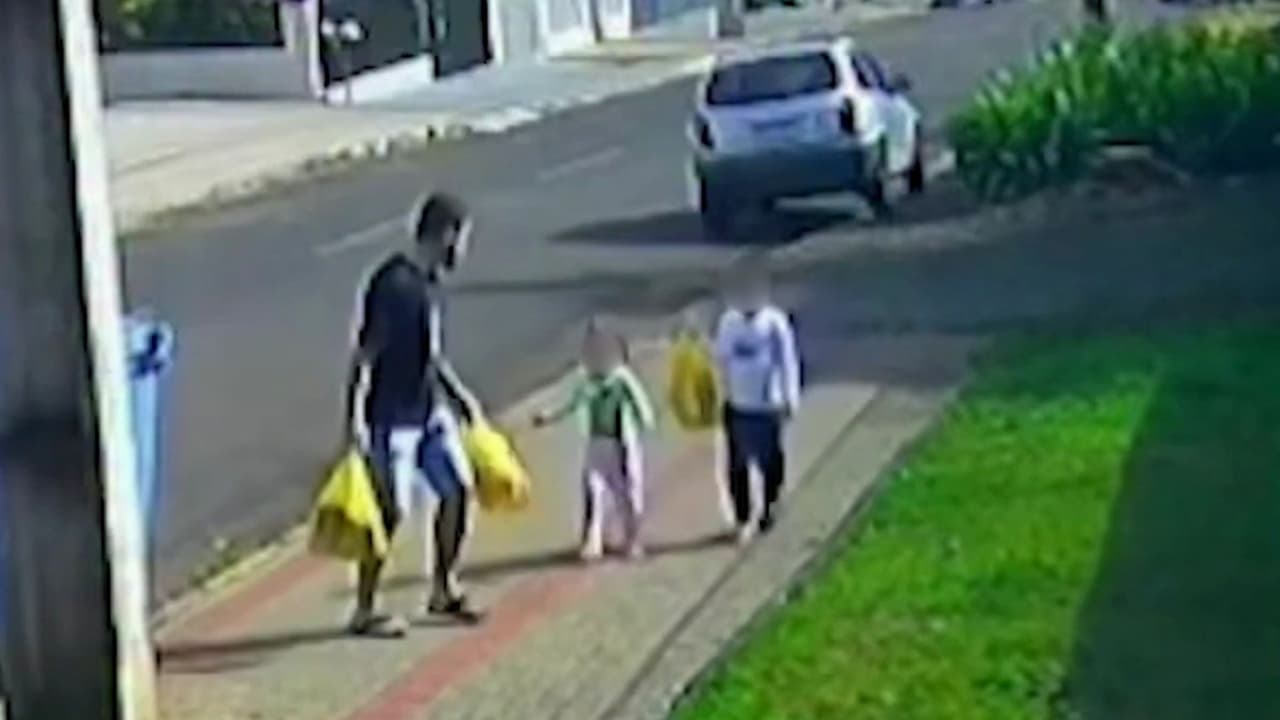 Detenido en Brasil el padre que lanzó una patada contra su propia hija e insultó a vecino que quiso intervenir