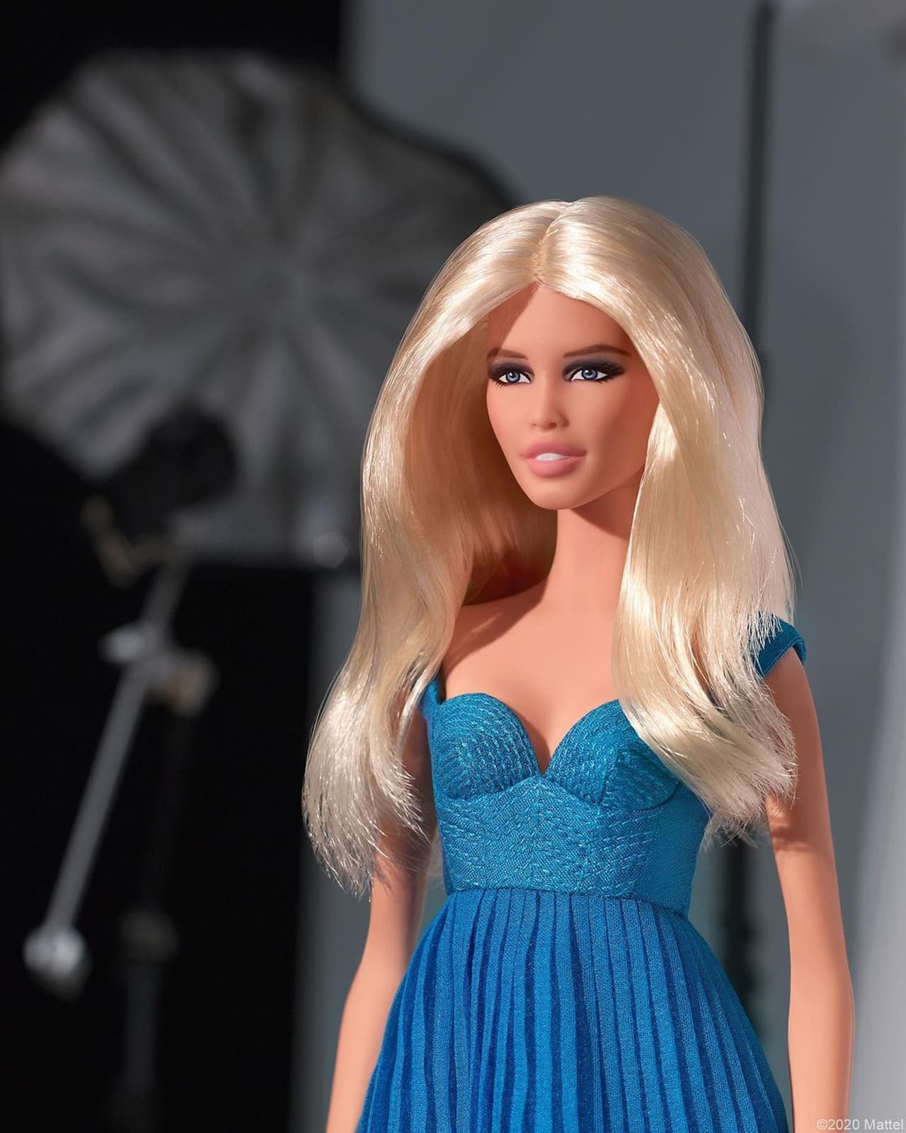 Schiffer trabajó estrechamente con Mattel para dar vida a sus ‘outfits’ favoritos en toda su carrera, así eligió recrear el vestido azul que usó durante el desfile de otoño/invierno de 1994 de Versace.