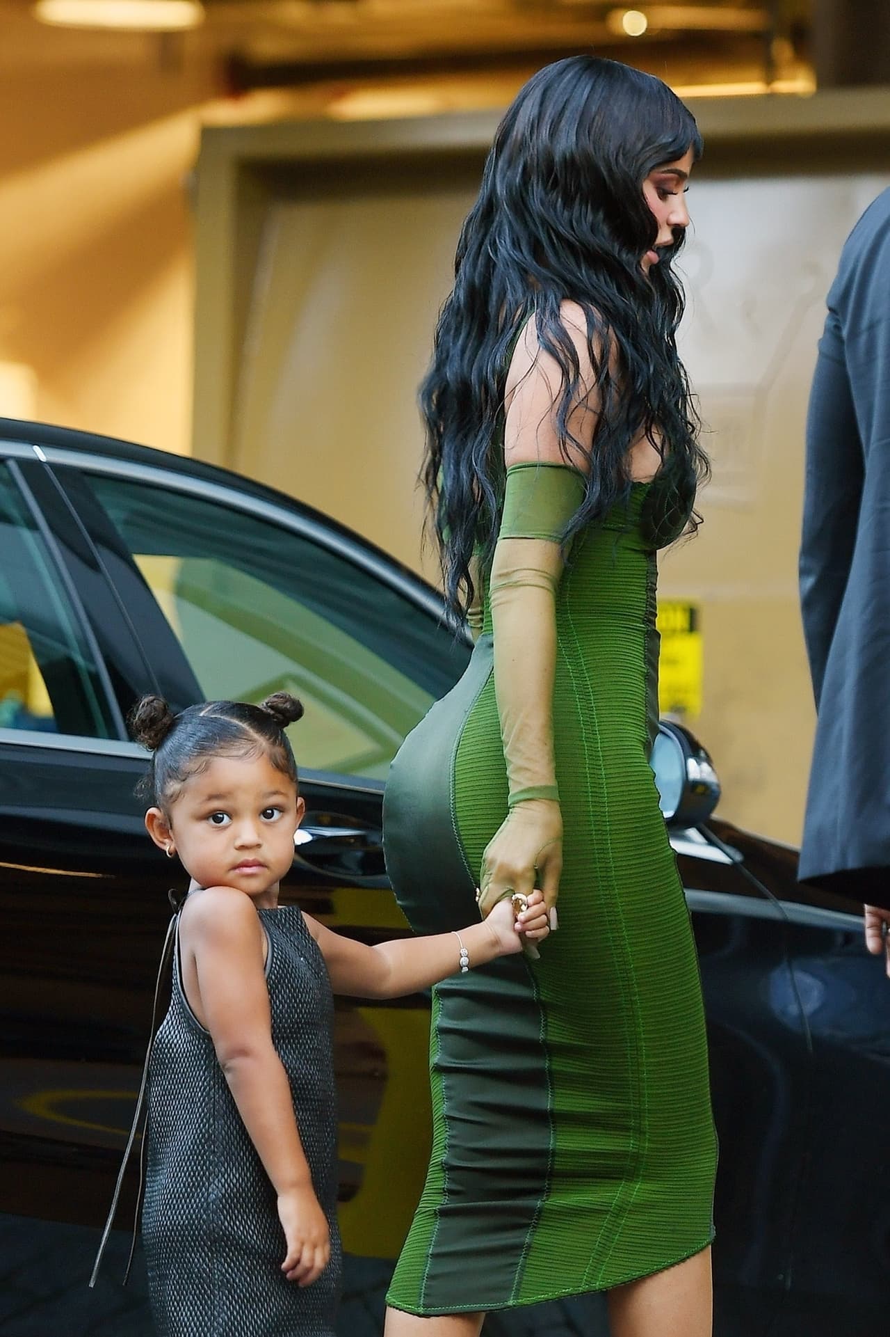 "Stormi, te amo y
<b> <a href="https://www.univision.com/entretenimiento/por-esto-kylie-jenner-y-travis-scott-dicen-que-sobreviviran-a-la-maldicion-kardashian-en-su-primera-portada-fotos">esposita, te amo</a></b>", declaró el cantante durante la ceremonia.
<br>