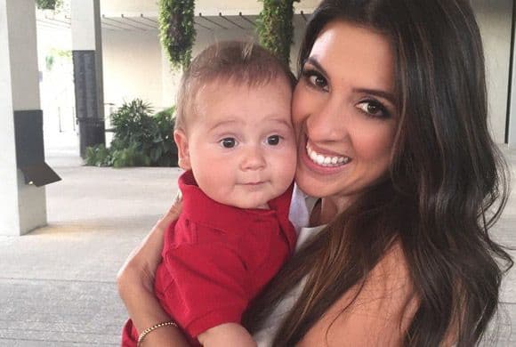 Aquí lo vemos a los 6 meses de edad, dejándose consentir por la tía Maity.