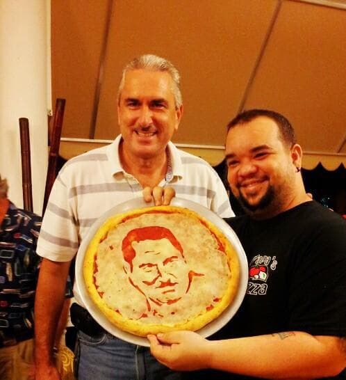 El presidente del Senado, Thomas Rivera Schatz también obtuvo su pizza.