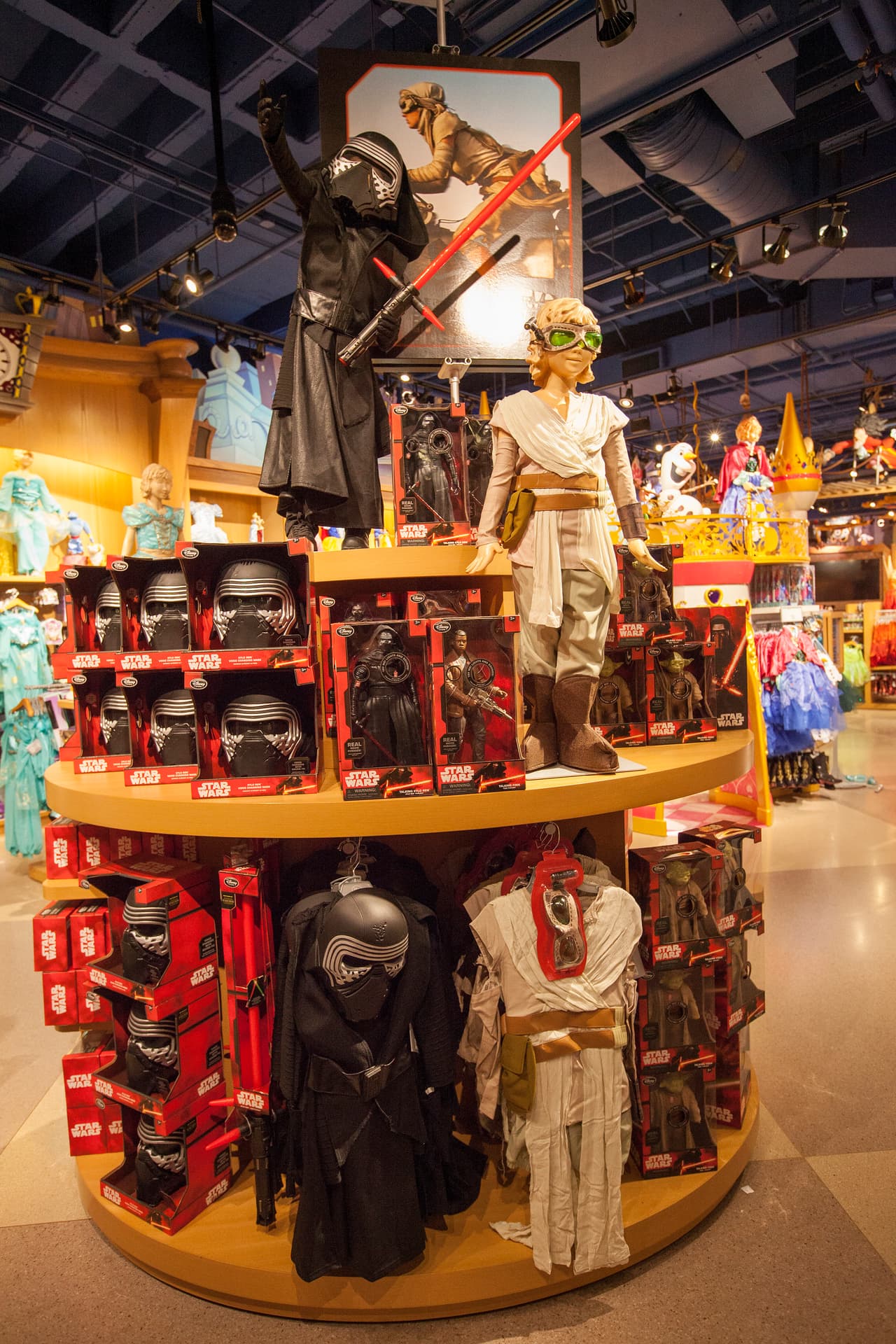 George Lucas, creador de las seis películas anteriores, colaboró como consultor.