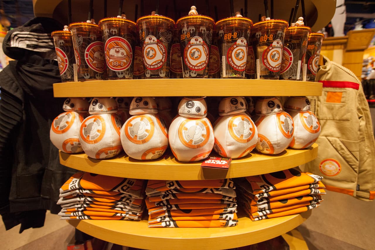 Había muñecos, camisetas y demás productos con la leyenda "Únete a la resistencia".