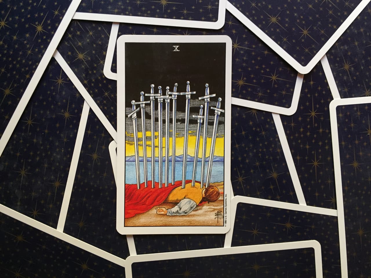 El diez de espadas del tarot conforma una de las 56 cartas de la baraja denominadas los Arcanos Menores. Cada palo del tarot (espadas, bastos, oros y copas) como en los naipes van del uno al diez y después incluyen rey, reina, caballero y sota. Veamos qué significa esta 'tenebrosa' carta.